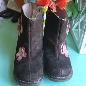 Girls size 8 Cisco suede boots.